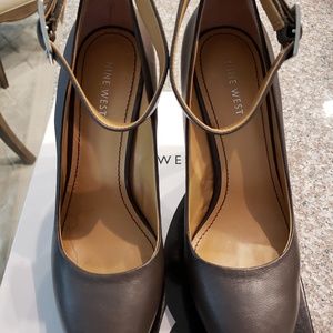 Nine West Cavewoman Grey heels Sz 9